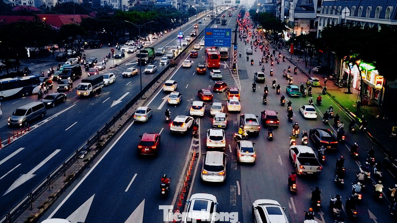 Tốc độ lưu hành cho phép đối với các phương tiện tham gia giao thông trên cầu Mai Dịch cũ (đường cao tốc) và 2 đơn nguyên cầu mới là 60 km/h. "Tôi thấy việc phân luồng tại nút giao thông Mai Dịch - Vành đai 3 là hợp lý nhưng cần có thời gian để người dân làm quen. Từ khi 2 cầu thép được thông xe việc di chuyển thuận lợi hơn, ít xảy ra tắc đường như trước", anh Hiếu ở quận Bắc Từ Liêm (Hà Nội) chia sẻ.