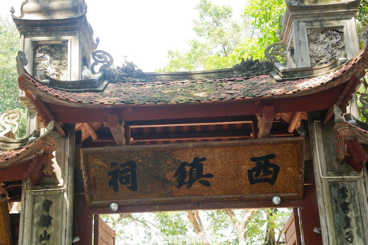 Đền Voi Phục trấn phía Tây nằm giữa những tán cây cổ thụ, sừng sững, uy nghi trải qua hàng nghìn năm lịch sử, nay thuộc địa phận phường Cầu Giấy, Ba Đình (bên công viên Thủ Lệ.