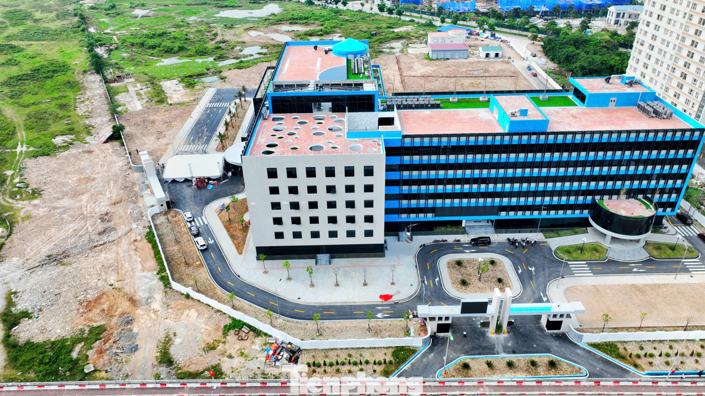 Bệnh viện Nhi Hà Nội được xây dựng tại phường Yên Nghĩa (quận Hà Đông) với diện tích 6.700m2 đã hoàn thành sau hơn 2 năm xây dựng. Giai đoạn 1 của công trình gồm 2 khối nhà cao 6 tầng và một tầng hầm với tổng diện tích sàn 34.364m².