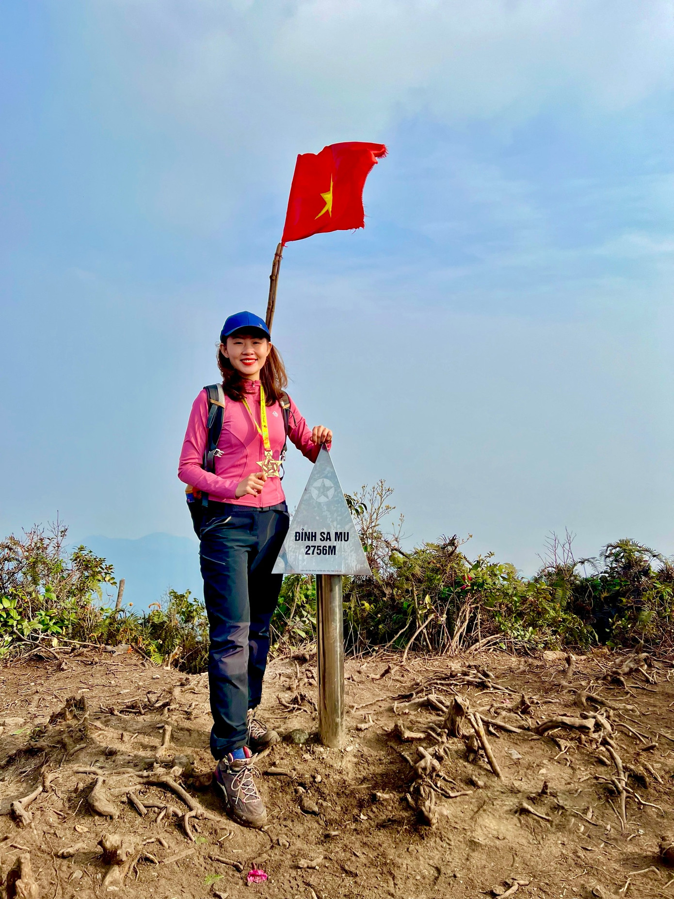 Hai bạn Việt Cường, Mai Anh hồ hởi chia sẻ:" Sa Mu – U Bò là khu rừng nhiều cây cổ thụ với rêu phong mang vẻ đẹp ma mị thực sự đã thu hút chúng mình từ những bước chân khám phá đầu tiên. Mình thích cảm giác được chinh phục chính bản thân mình, và cũng muốn được trở về hòa mình cùng thiên nhiên".