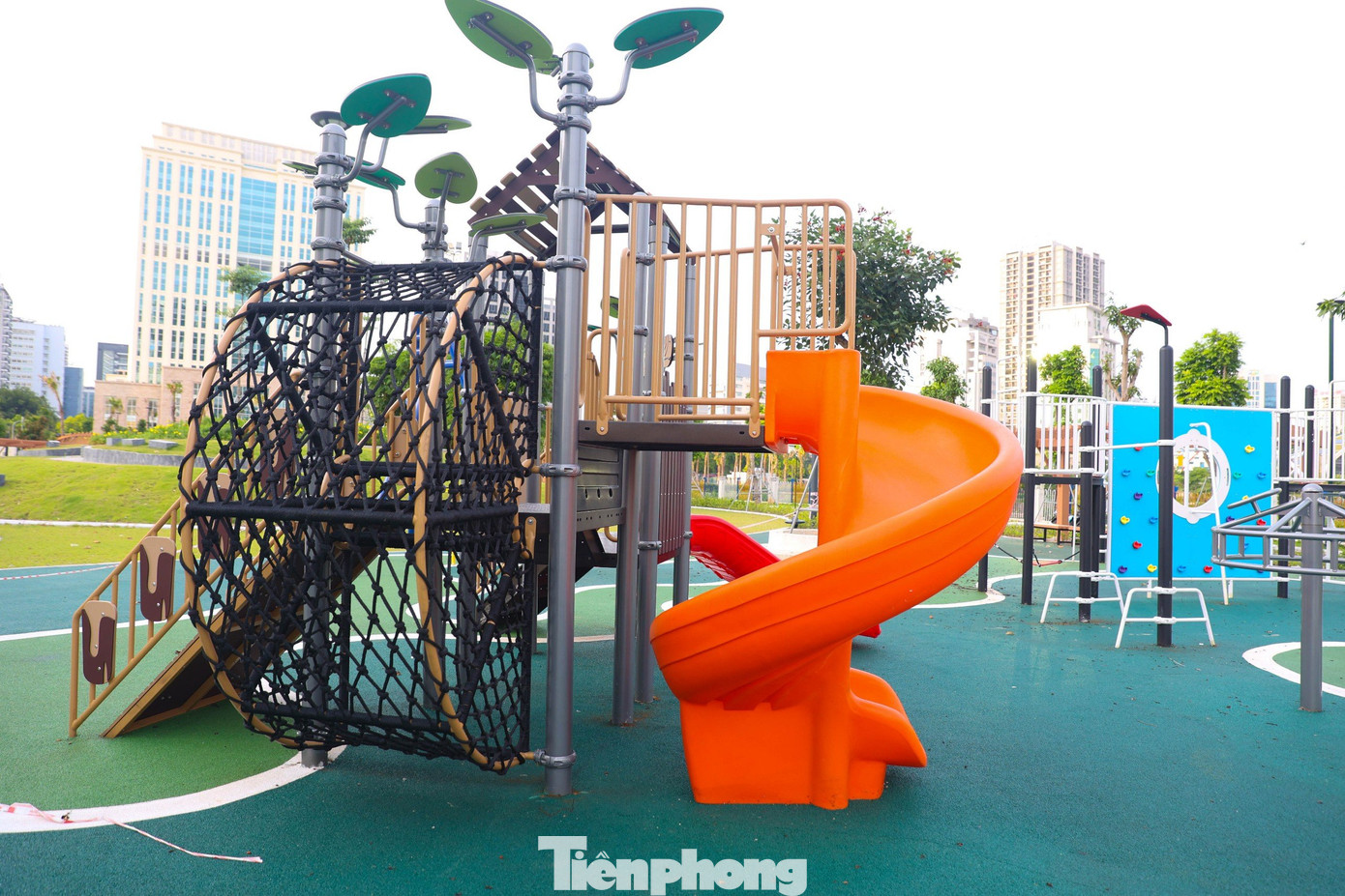 Nằm trong phạm vi công viên, Cung Thiếu nhi Hà Nội dự kiến đưa vào sử dụng từ tháng 7/2024. Công trình được thiết kế kiến trúc hiện đại, gần gũi với thiên nhiên, sử dụng nhiều thiết bị tự động thông minh. Công trình bao gồm các hạng mục: Nhà hát 800 chỗ; rạp chiếu phim 200 chỗ; nhà thi đấu 500 chỗ; bể bơi 10 làn; nhà học và thư viện, tháp thiên văn...