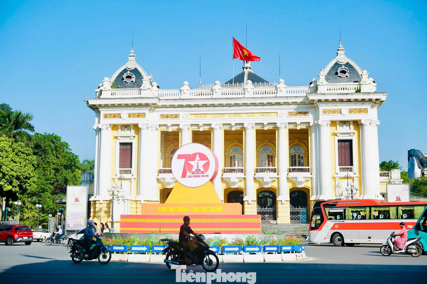 Nhà hát Lớn Hà Nội là nơi vang lên hồi còi báo hiệu lễ thượng cờ lịch sử vào 15h ngày 10/10/1954. Đây là một trong những trung tâm văn hóa quan trọng của Thủ đô, thường xuyên diễn ra các hoạt động văn hóa, biểu diễn nghệ thuật.