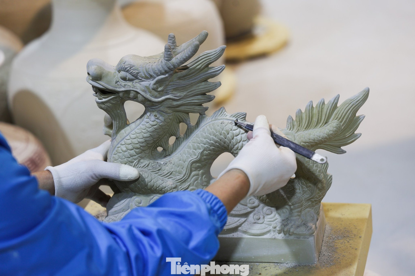 Các sản phẩm gốm Chu Đậu được làm thủ công hoàn toàn với đôi bàn tay tài hoa của những nghệ nhân, những người thợ, từ khâu nặn, đúc đến vẽ trang trí hoa văn...