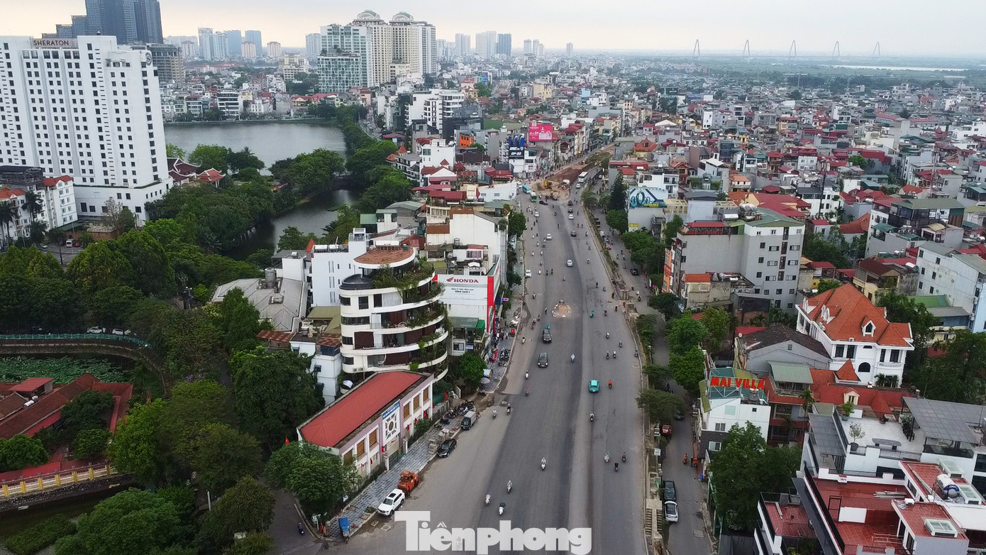 Ban Quản lý dự án đầu tư xây dựng công trình giao thông thành phố Hà Nội (Ban Giao thông) cho biết, để giảm ảnh hưởng đến giao thông, tạo thuận lợi cho người dân đi lại trên đường Âu Cơ, vừa qua chủ đầu tư đã yêu cầu liên danh nhà thầu là Công ty CP xây dựng Xuân Quang, Công ty CP xây dựng Gia Long, Công ty CP đầu tư xây dựng và phát triển nông thôn đẩy nhanh thi công, thông xe một phần dự án đang có đông phương tiện lưu thông nhất là đoạn từ nút giao Xuân Diệu đến trước khách sạn Thắng Lợi (đường Yên Phụ).