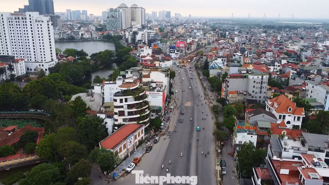 Ban Quản lý dự án đầu tư xây dựng công trình giao thông thành phố Hà Nội (Ban Giao thông) cho biết, để giảm ảnh hưởng đến giao thông, tạo thuận lợi cho người dân đi lại trên đường Âu Cơ, vừa qua chủ đầu tư đã yêu cầu liên danh nhà thầu là Công ty CP xây dựng Xuân Quang, Công ty CP xây dựng Gia Long, Công ty CP đầu tư xây dựng và phát triển nông thôn đẩy nhanh thi công, thông xe một phần dự án đang có đông phương tiện lưu thông nhất là đoạn từ nút giao Xuân Diệu đến trước khách sạn Thắng Lợi (đường Yên Phụ).
