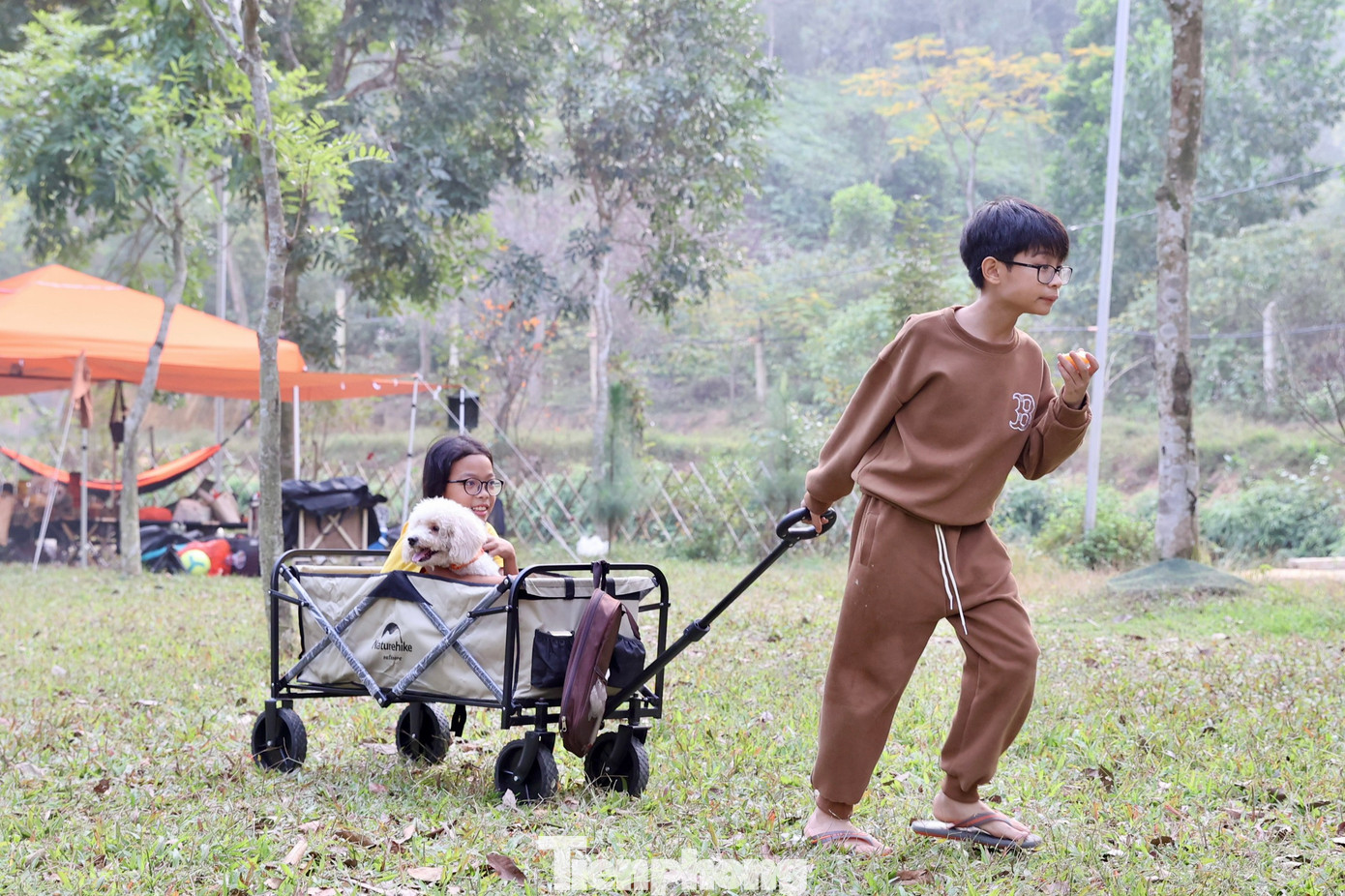 Tới đây, các bạn nhỏ được hòa mình vào với thiên nhiên...