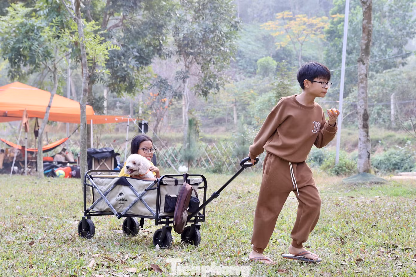 Tới đây, các bạn nhỏ được hòa mình vào với thiên nhiên...