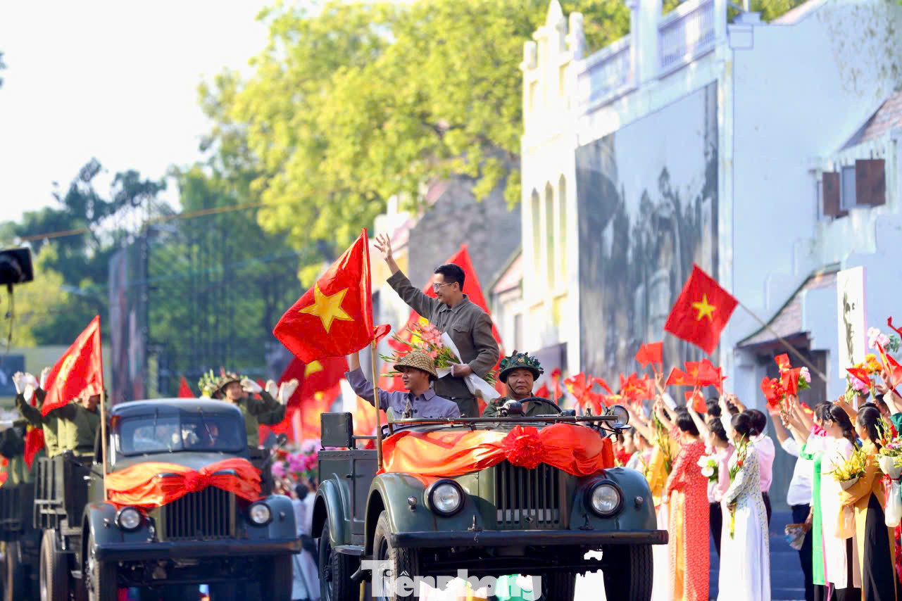 Ngày hội Văn hóa vì Hòa bình diễn ra sáng 6/10 tại không gian phố đi bộ Hồ Hoàn Kiếm với màn trình diễn mãn nhãn của gần 1.000 chiến sĩ và 200 nghệ sĩ, diễn viên múa thu hút hàng nghìn người dân, du khách đến chiêm ngưỡng. 10.000 người đã tái hiện lại sinh động hình ảnh đoàn quân tiến về tiếp quản Thủ đô năm 1954.