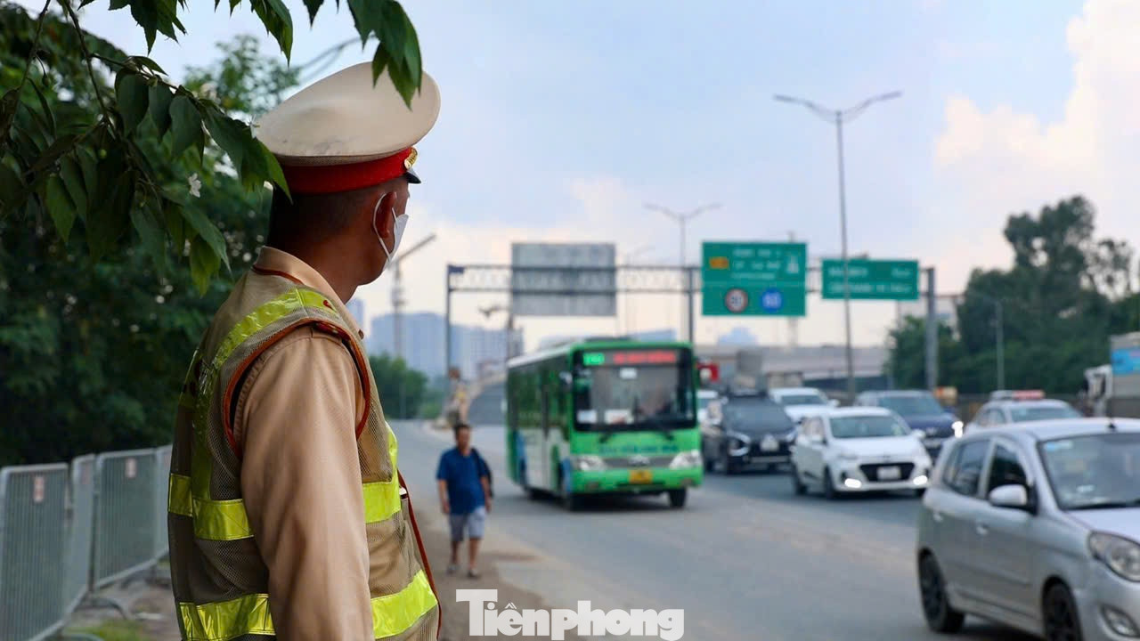 Ngày 26/8, tổ công tác của Đội CSGT đường bộ số 6 (Phòng CSGT Công an thành phố Hà Nội) triển khai lực lượng xử lý tài xế xe máy cố tình đi lên cao tốc và ô tô đi vào làn khẩn cấp của đường vành đai 3 trên cao.