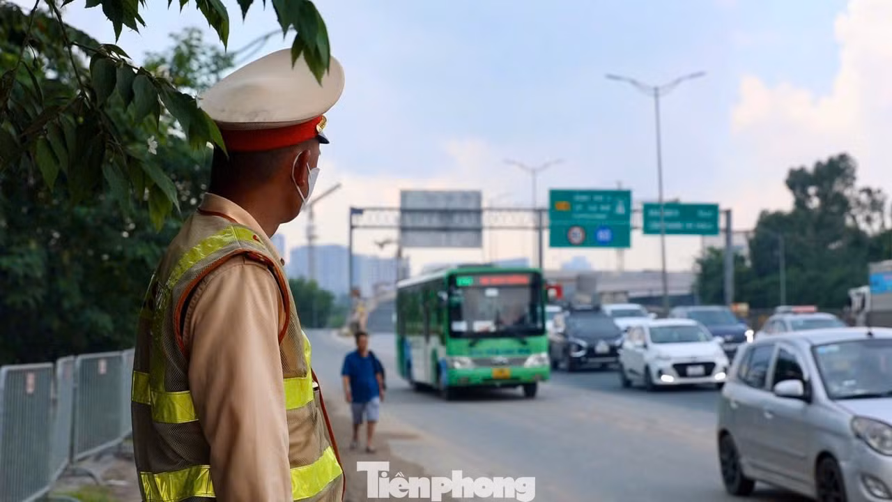 Ngày 26/8, tổ công tác của Đội CSGT đường bộ số 6 (Phòng CSGT Công an thành phố Hà Nội) triển khai lực lượng xử lý tài xế xe máy cố tình đi lên cao tốc và ô tô đi vào làn khẩn cấp của đường vành đai 3 trên cao.