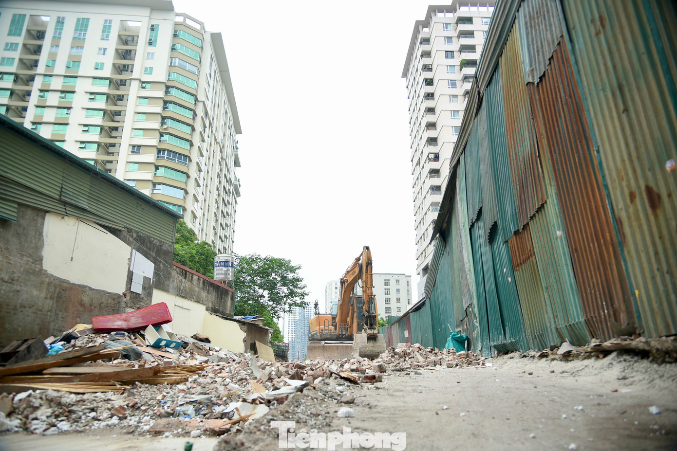 Ghi nhận sáng 4/6 tại ngõ 381 Nguyễn Khang, nhiều phương tiện gồm máy xúc, máy ủi, xe tải cùng hàng chục công nhân đang tiến hành cào xới, san lấp mặt bằng.