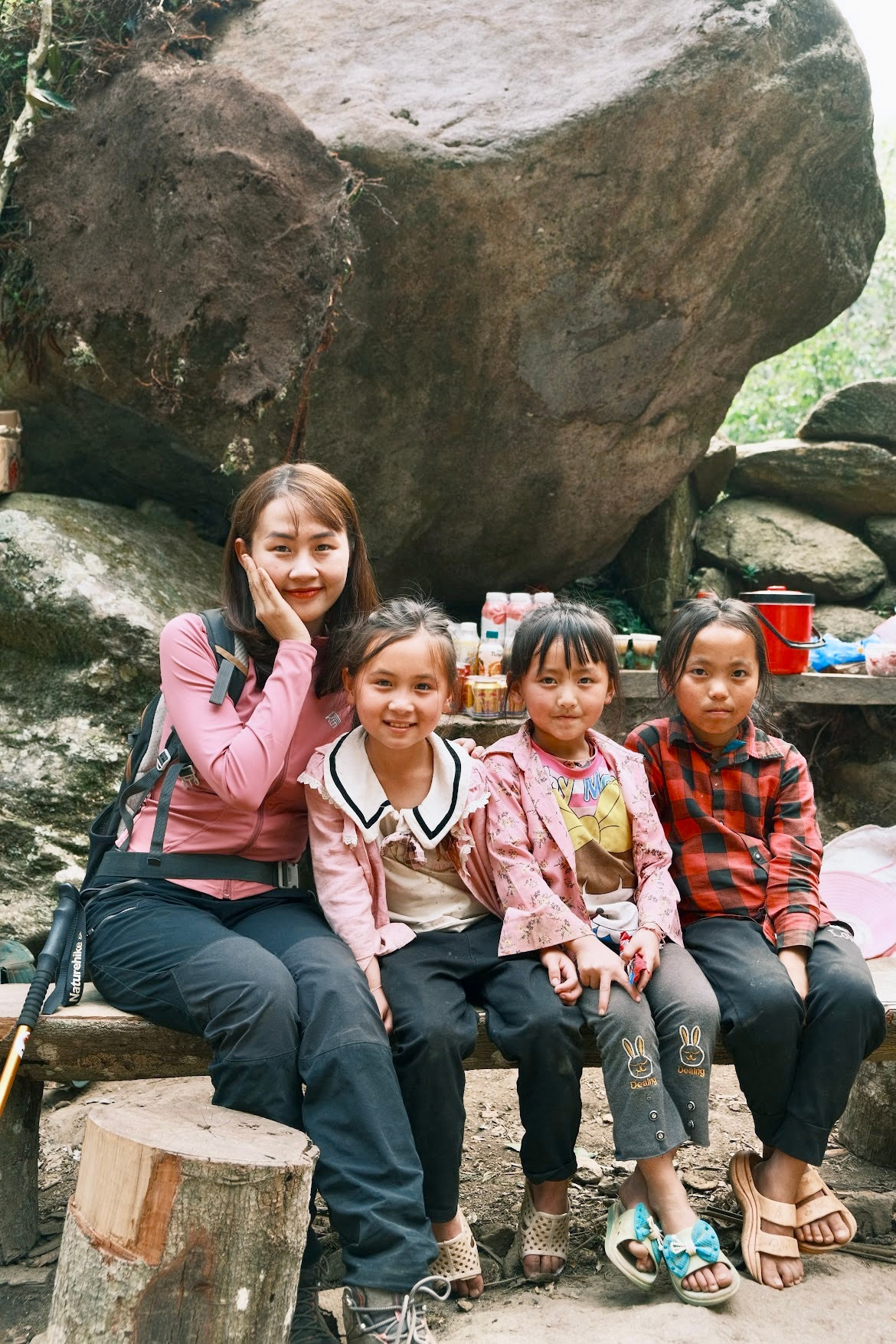 Bạn Lê My đến từ Hà Nội chia sẻ: "Leo núi sẽ có 2 dạng, một là về sẽ thề không bao giờ dám leo nữa, hai là về sẽ "bị nghiện" lại muốn đi chinh phục tiếp ngay. Ngày đầu leo núi mình tưởng dốc lắm rồi nhưng không, ngày thứ 2 vừa mở mắt đã được thử thách bằng con dốc kéo dài mãi tới đỉnh, có đoạn mình bò bằng cả 2 tay. Đổi lại sự vất vả đó, mình được ngắm hoa đỗ quyên bung nở rực rỡ, được chiêm ngưỡng vẻ đẹp thiên nhiên hùng vỹ, được đắm mình trong không khí trong lành của núi rừng...Trên hết mình đã bứt phá được giới hạn của bản thân".