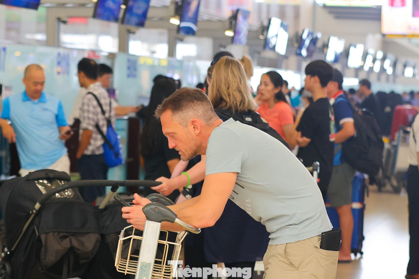 Từ sáng sớm, sảnh T1 đã đông hành khách đứng chờ làm thủ tục bay, nhưng không quá tải. Cảng HKQT Nội Bài chính thức áp dụng biện pháp tăng cường an ninh cấp độ 1 phục vụ cao điểm nghỉ lễ bắt đầu từ hôm nay đến hết ngày 1/5.