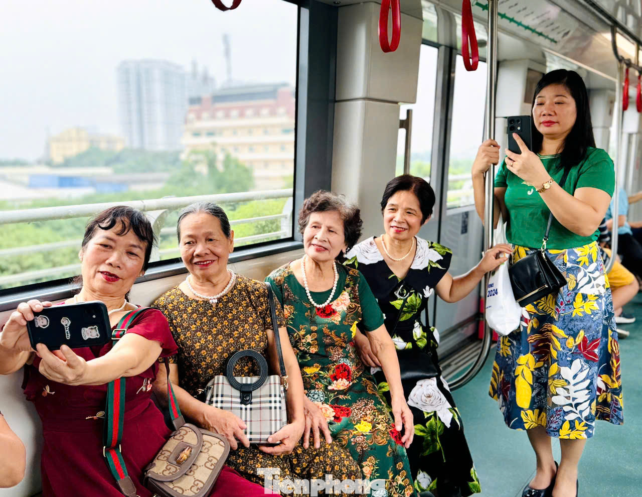 Theo phương án giá vé hiện tại, vé đi một chặng của tuyến là 8.000 đồng/lượt, 12.000 đồng/lượt đi cả tuyến. Vé ngày có giá là 24.000 đồng, có giá trị trong ngày và không hạn chế số lượt di chuyển. Người dân thích thú trải nghiệm hành trình với thời gian di chuyển suốt cả chặng hết 12 phút.