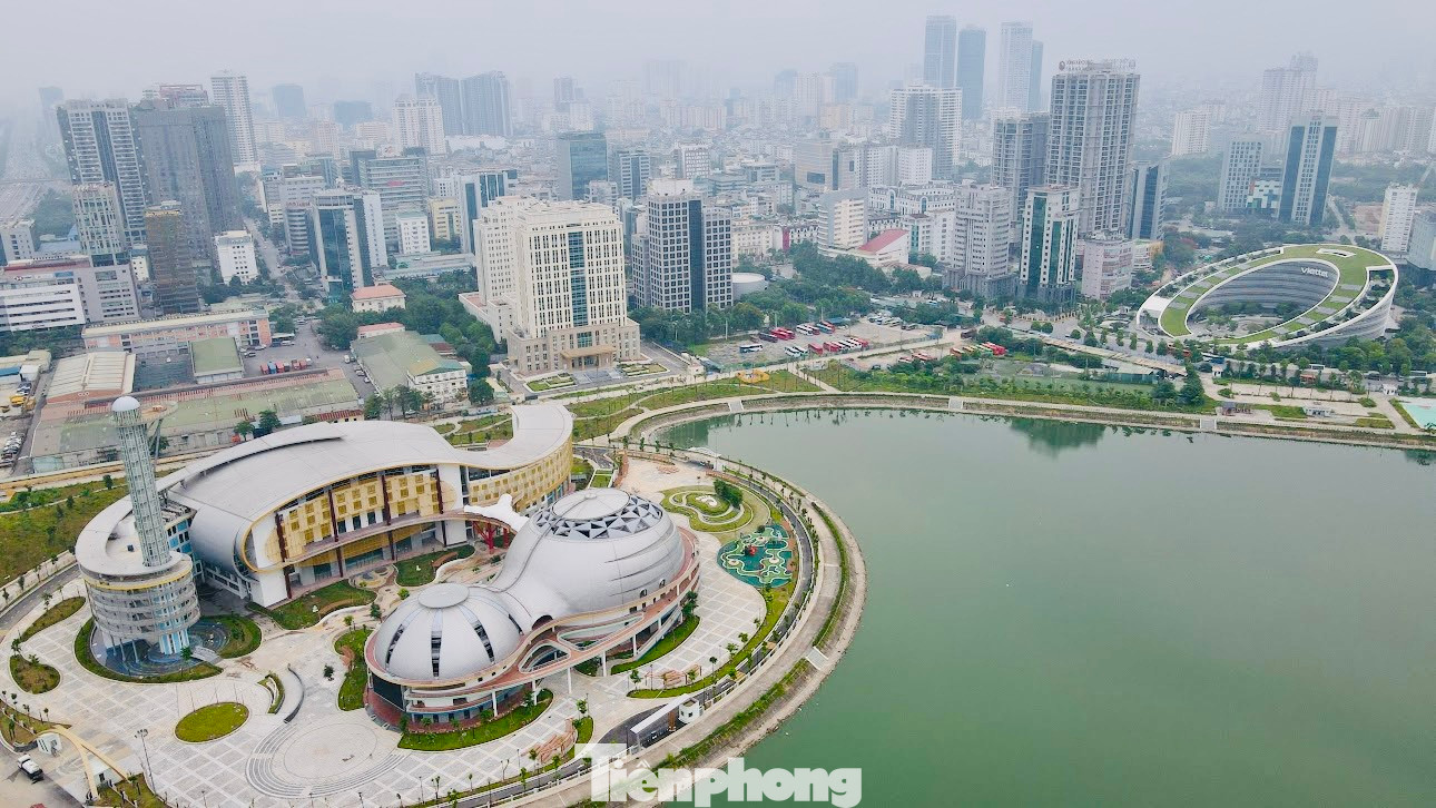 Nằm trong phạm vi công viên, Cung Thiếu nhi Hà Nội dự kiến đưa vào sử dụng từ tháng 7/2024. Công trình được thiết kế kiến trúc hiện đại, gần gũi với thiên nhiên, sử dụng nhiều thiết bị tự động thông minh. Công trình bao gồm các hạng mục: Nhà hát 800 chỗ; rạp chiếu phim 200 chỗ; nhà thi đấu 500 chỗ; bể bơi 10 làn; nhà học và thư viện, tháp thiên văn...