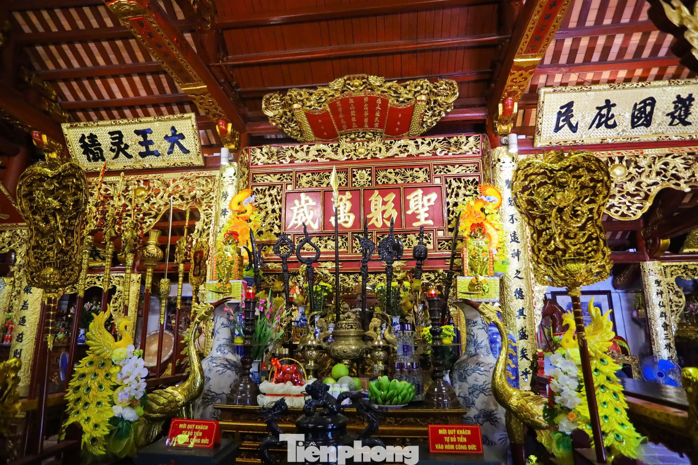 Trong đền còn có tấm bia đá đen “Cao Sơn Đại vương Thần từ Bi minh” ghi lại công lao của thần Cao Sơn trong việc ngầm giúp vua giành lại ngai vàng từ tay ngoại thích và hệ thống 39 đạo sắc phong cho thần Cao Sơn Đại Vương, đây chính là di vật quan trọng nhất tại đền Kim Liên mà đến nay vẫn còn nguyên giá trị.