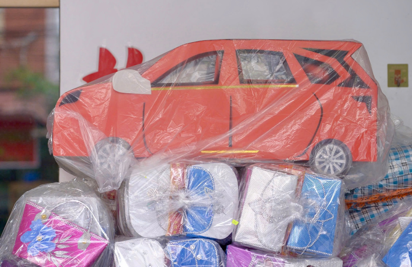 Các sản phẩm vàng mã của xã Song Hồ có tiếng khắp cả nước là bởi hàng năm luôn có mẫu mới và áp dụng công nghệ cho ra sản phẩm có độ hoàn thiện cao. Các sản phẩm vàng mã của xã Song Hồ có tiếng khắp cả nước là bởi hàng năm luôn có mẫu mới và áp dụng công nghệ cho ra sản phẩm có độ hoàn thiện cao.