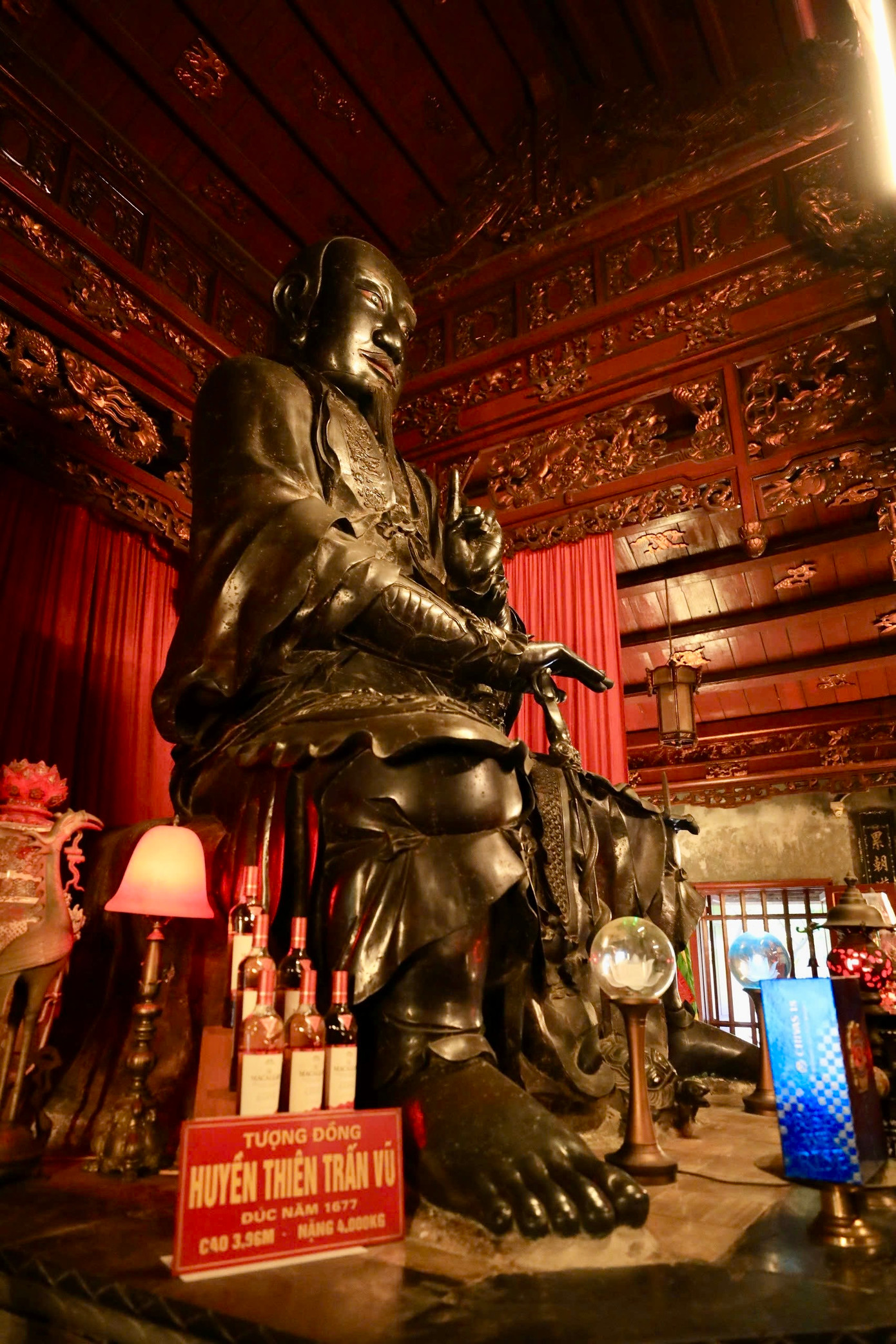 Truyền thuyết xưa kể rằng Huyền Thiên Trấn Vũ là vị thần cai quản phương Bắc, giúp nhân dân trừ tà ma, yêu quái và được các vua tin tưởng, thường đến cầu mưa mỗi khi có hạn hán xảy ra. Tượng thờ thần cao lớn, mặt vuông, râu dài, mắt nhìn thẳng phía trước, mặc áo đạo sĩ, ngồi trên một tảng đá lớn, tay trái bắt quyết, tay phải chống gươm có rắn quấn và chống lên lưng vị rùa. Đó không chỉ là pho tượng thiêng mà còn được đánh giá là công trình kiến trúc độc đáo, nghệ thuật đúc đồng và sự tài hoa của những người nghệ nhân Việt Nam cách đây 3 thế kỷ về trước.