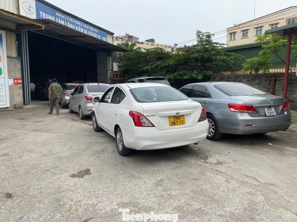 Tại Trung tâm đăng kiểm 29-29D phố Phạm Văn Đồng, ghi nhận thời điểm lúc 10h sáng 22/4, lượng xe không quá đông đúc.
