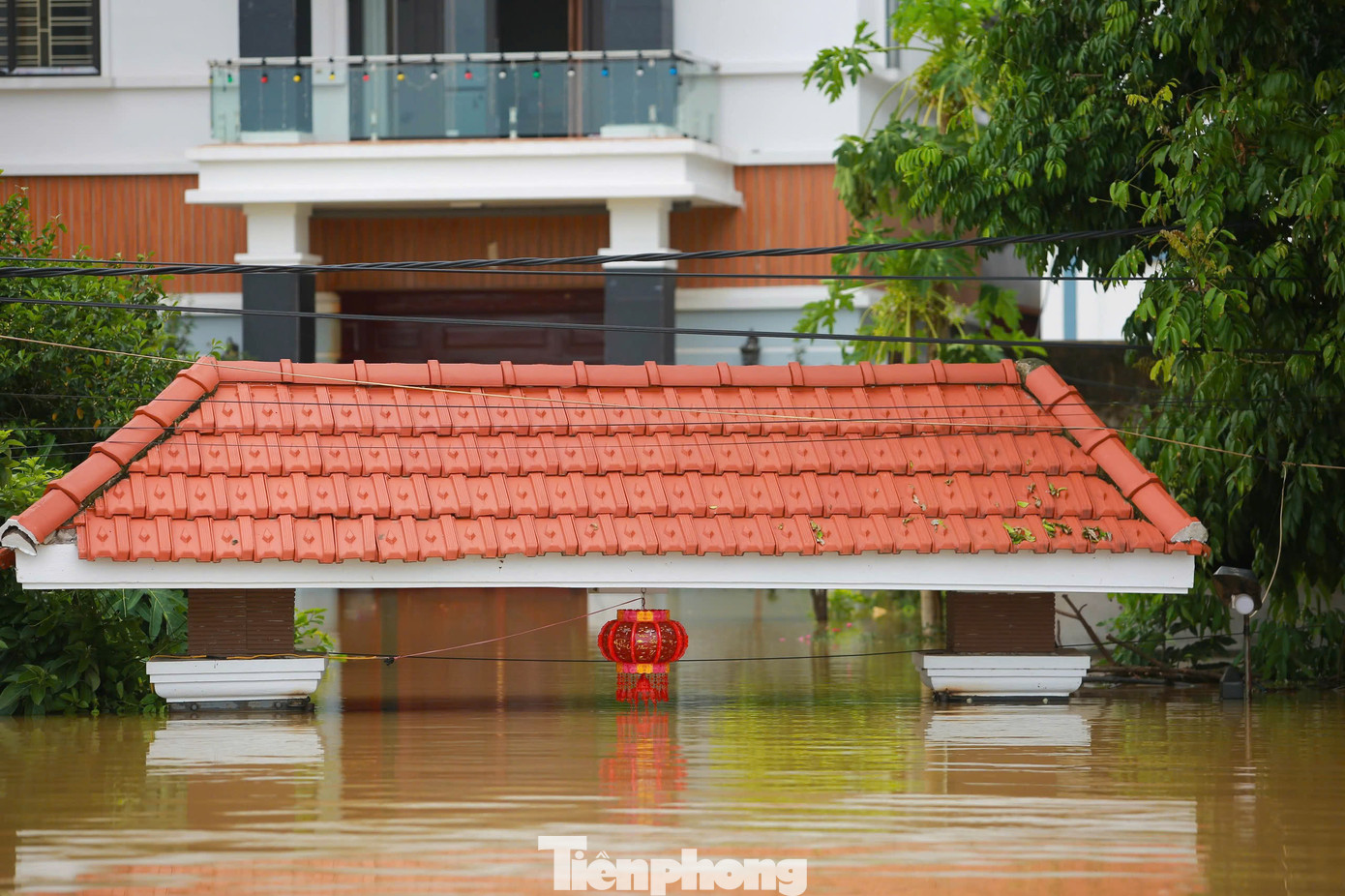 Nhiều điểm ngập tới 3m, nước lên gần hết cổng nhà.