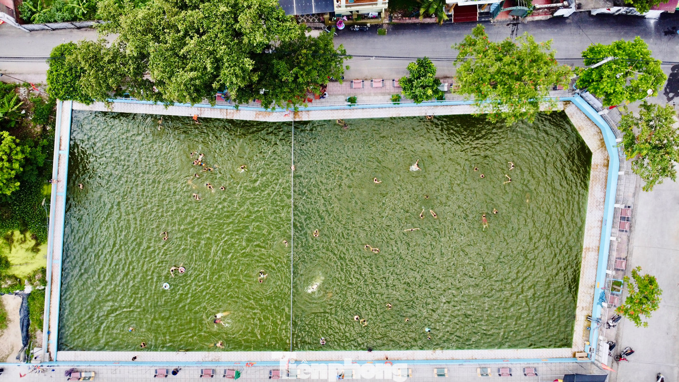 Các bạn nhỏ trong làng hiện đã có thể bơi thỏa thích trong cả mùa hè với mức thu phí 100.000 nghìn đồng/người. Đại diện ban quản lý bể bơi cho biết, số tiền đó để chi trả cho việc thay nước, vệ sinh ao và phụ phí cho nhân viên cứu hộ, an ninh... Các bạn nhỏ trong làng hiện đã có thể bơi thỏa thích trong cả mùa hè với mức thu phí 100.000 nghìn đồng/người. Đại diện ban quản lý bể bơi cho biết, số tiền đó để chi trả cho việc thay nước, vệ sinh ao và phụ phí cho nhân viên cứu hộ, an ninh...