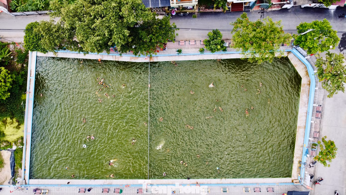 Các bạn nhỏ trong làng hiện đã có thể bơi thỏa thích trong cả mùa hè với mức thu phí 100.000 nghìn đồng/người. Đại diện ban quản lý bể bơi cho biết, số tiền đó để chi trả cho việc thay nước, vệ sinh ao và phụ phí cho nhân viên cứu hộ, an ninh...