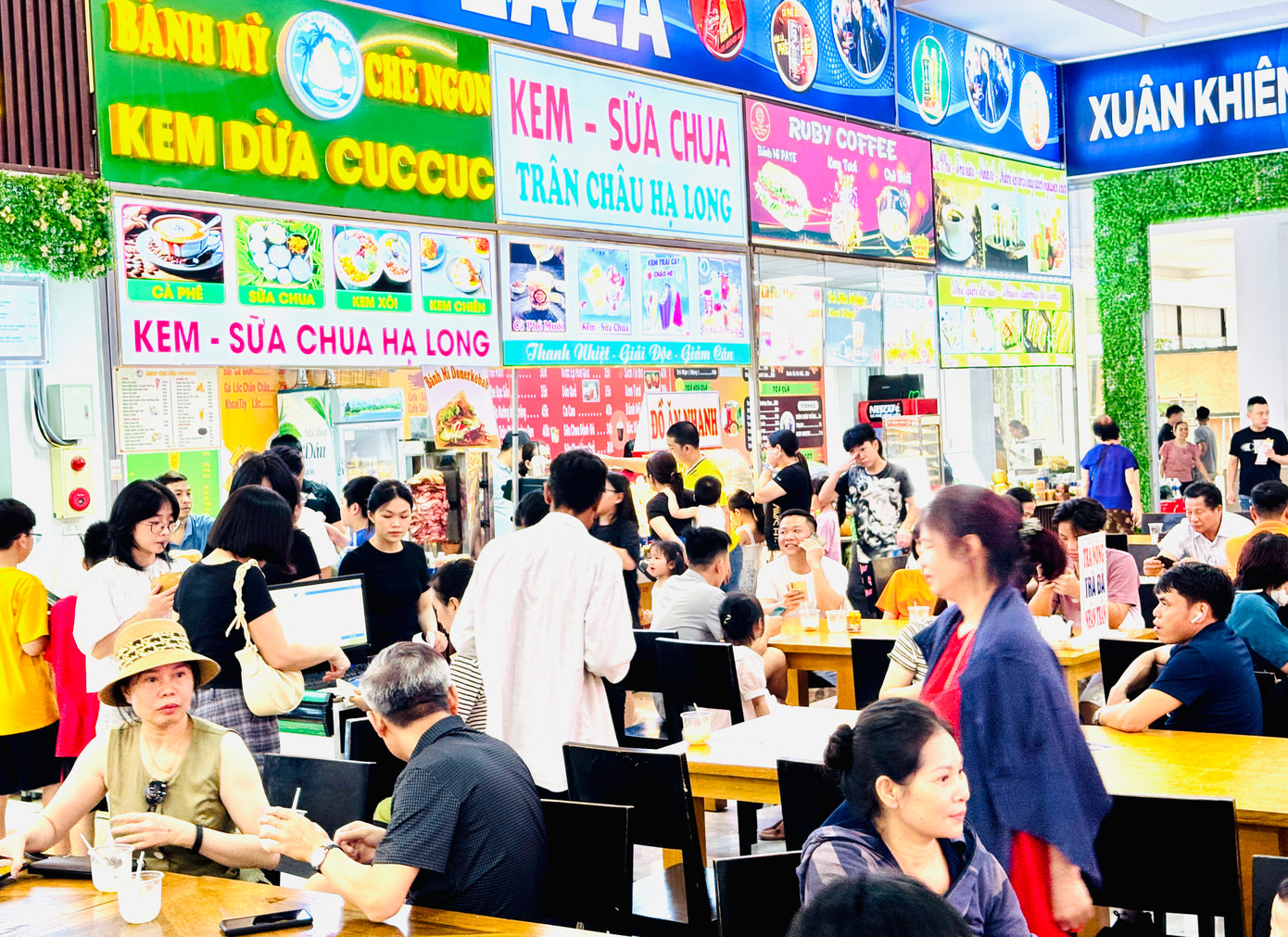 Trạm dừng nghỉ trên đường cao tốc cũng trong tình trạng quá tải.