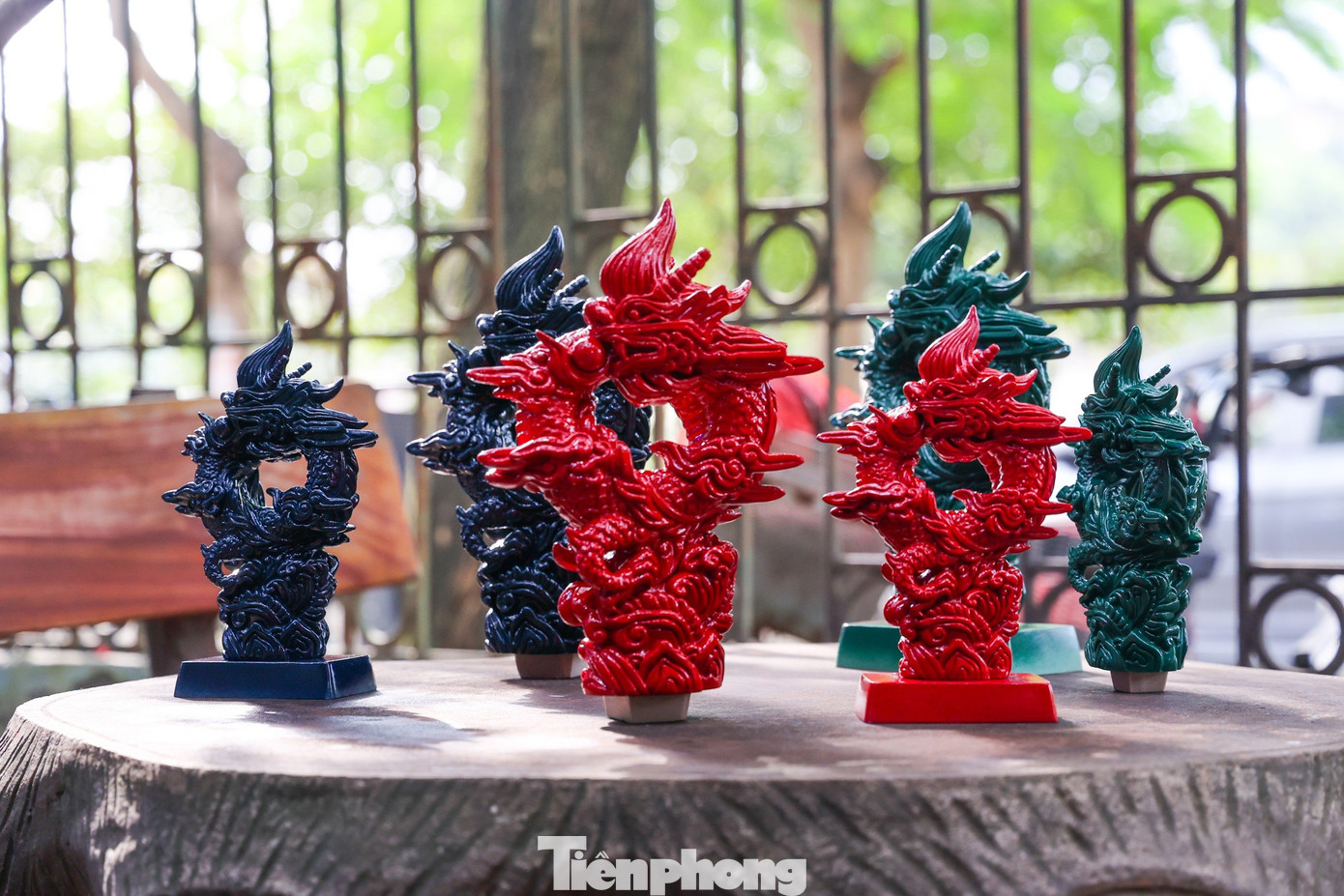 Những tác phẩm rồng sơn mài có giá từ 3-6 triệu đồng, rồng dát vàng dao động từ 12-20 triệu đồng.