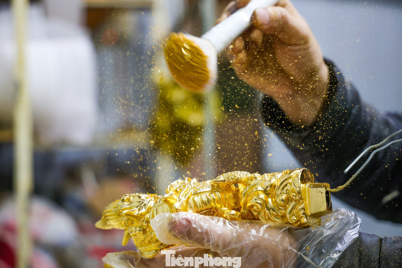 Trước Tết Nguyên đán Giáp Thìn, hàng loạt sản phẩm mang hình tượng linh vật rồng đã ra mắt thị trường, nhiều sản phẩm được làm thủ công và dát vàng.