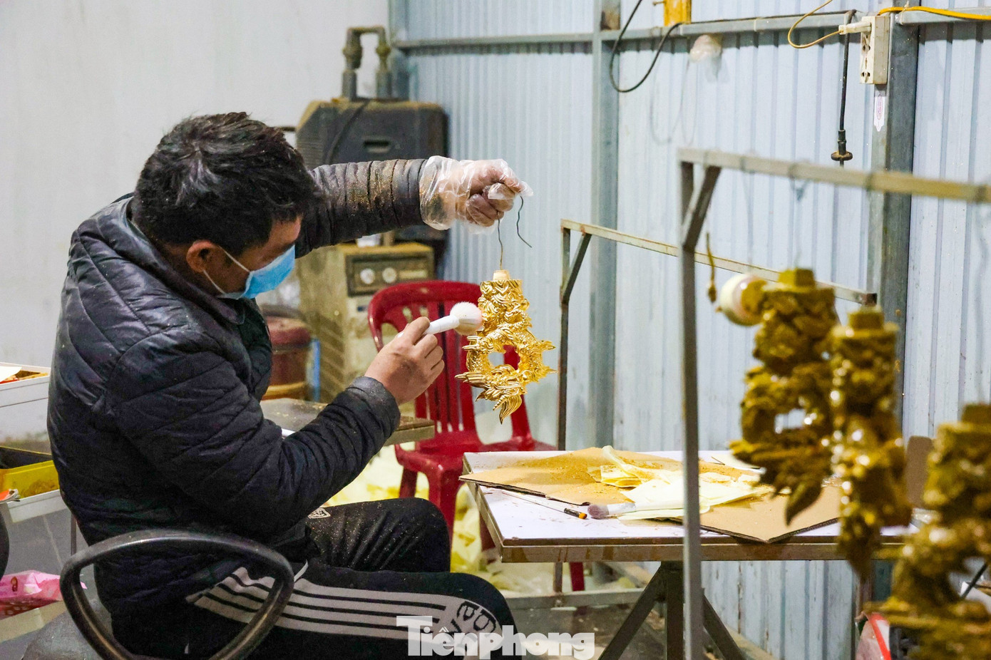 Từ súc gỗ thô sơ, qua bàn tay khéo léo của người thợ đã trở thành những linh vật rồng với nhiều chi tiết tinh xảo.