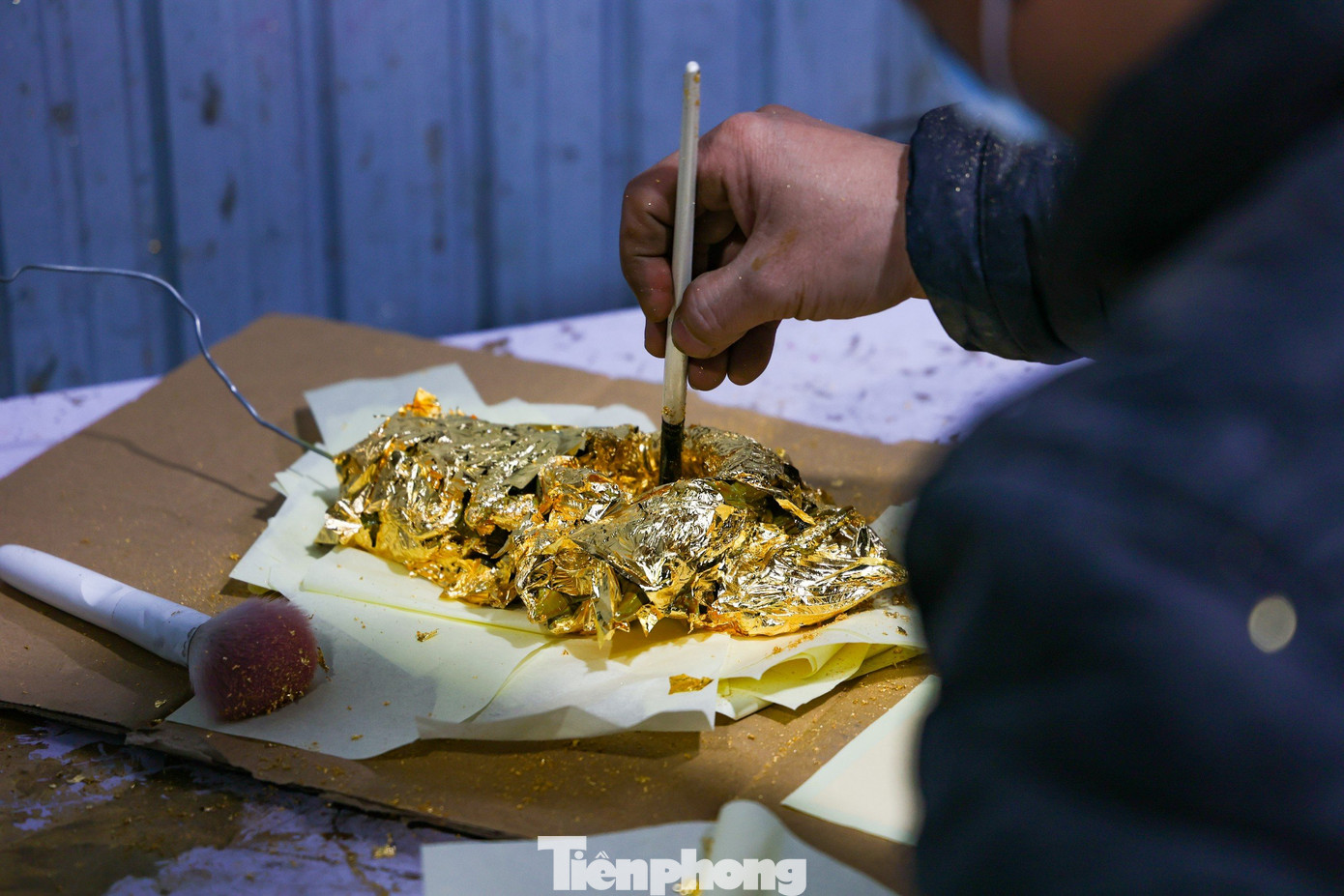 Từ súc gỗ thô sơ, qua bàn tay khéo léo của người thợ đã trở thành những linh vật rồng với nhiều chi tiết tinh xảo.