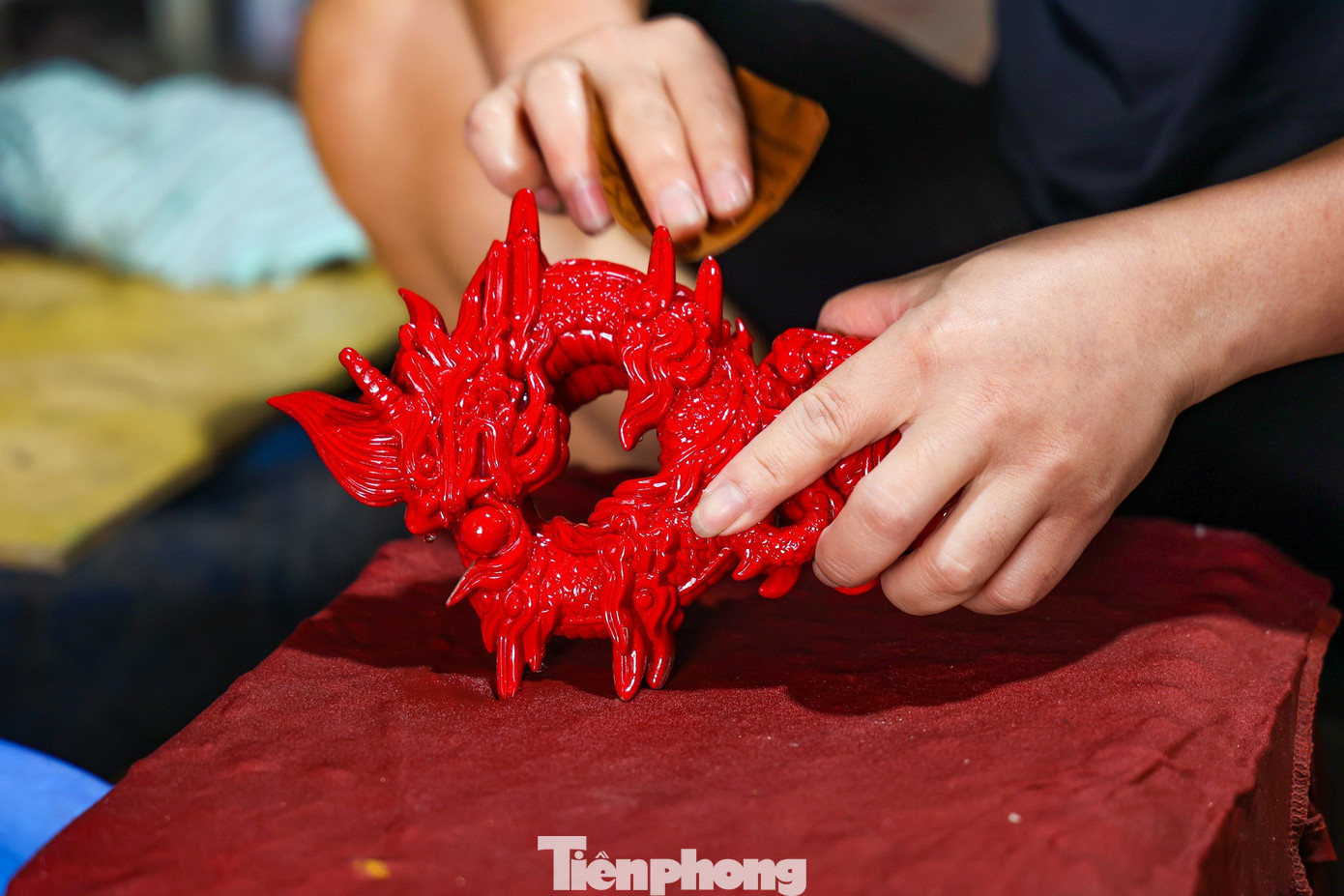 Để tạo ra được một tác phẩm rồng bằng chất liệu sơn mài, các nghệ nhân phải trải qua nhiều công đoạn chế tác cầu kỳ.