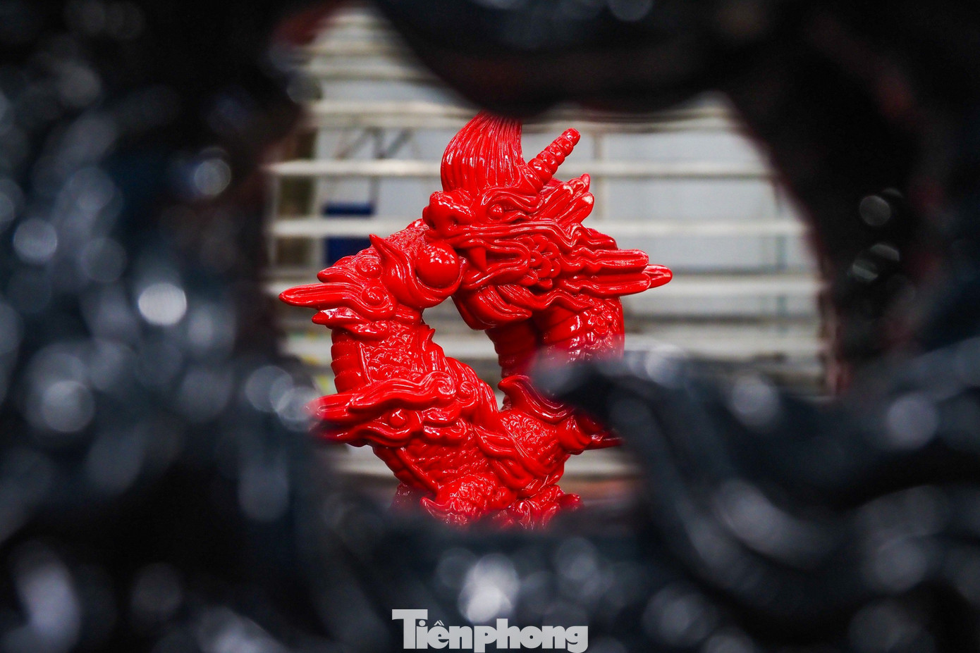 Tác phẩm Hí Long Vân thể hiện hình tượng của một tàng long kiên định, hiểu mình hiểu thời, chờ đúng vận hội mà không hề kiêu ngạo.