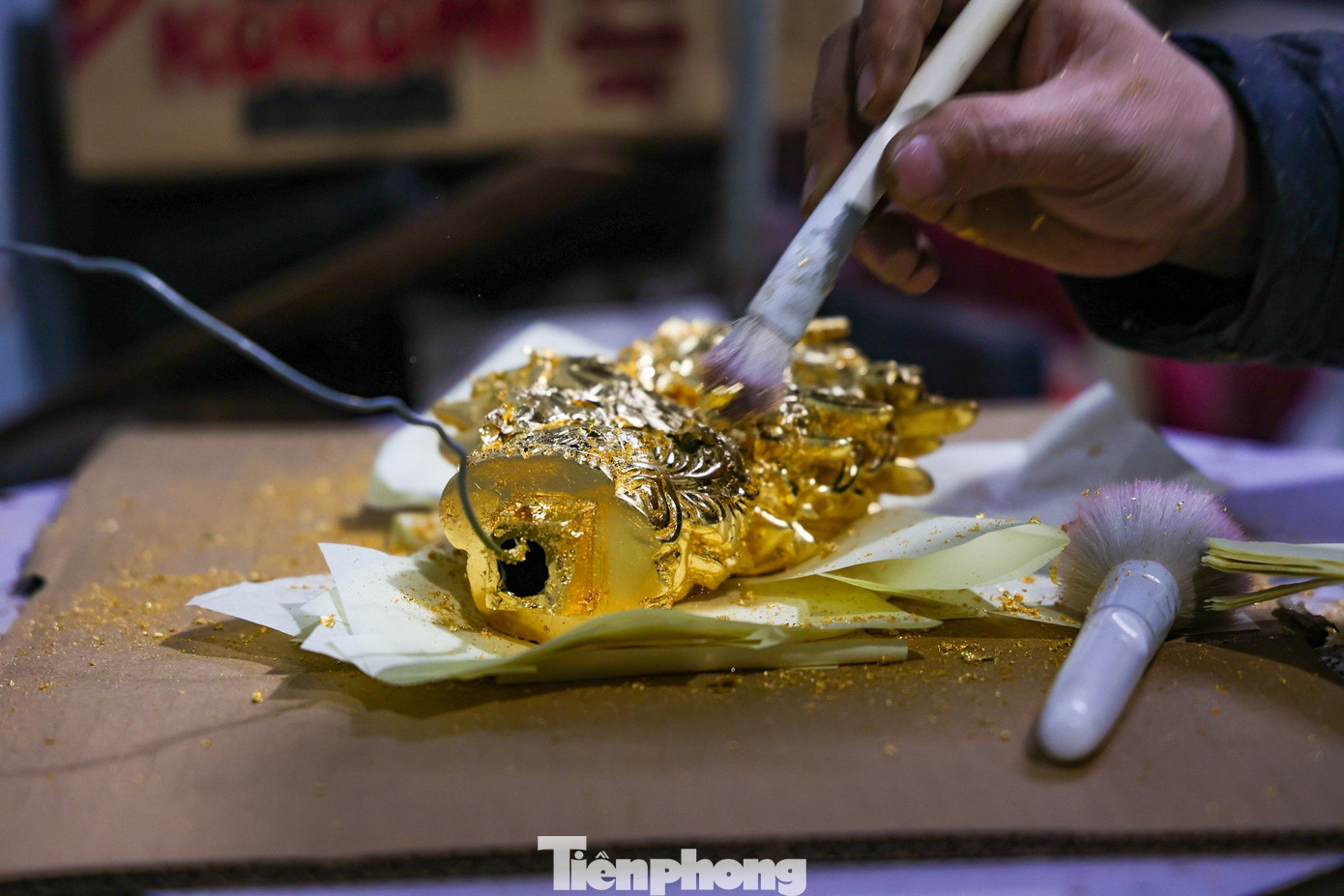 Từ súc gỗ thô sơ, qua bàn tay khéo léo của người thợ đã trở thành những linh vật rồng với nhiều chi tiết tinh xảo.