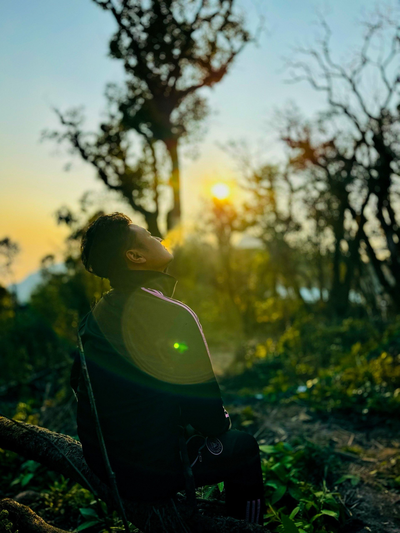 Đỉnh Sa Mu có độ khó được đánh giá 6/10 với nhiều dốc không gắt, nhưng lại khá dài. Du khách bắt đầu leo từ sáng sớm, nghỉ lại qua đêm ở lán rồi sáng hôm sau tiếp tục hành trình. Quãng đường từ lán đến đỉnh khoảng 1 km, địa hình dốc nên mất khoảng một tiếng để đến đích. Nếu xuất phát từ rạng sáng, khi đến đỉnh có thể ngắm được biển mây và đón bình minh.