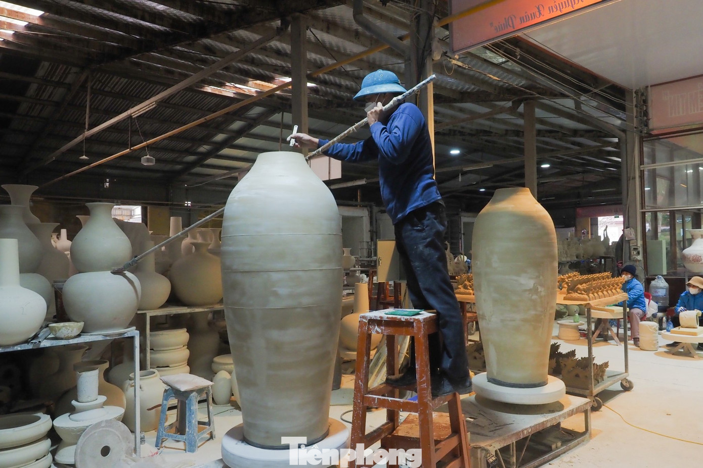 Bên cạnh sản phẩm nghệ thuật Rồng vàng Phú quý, các người nghệ nhân còn chế tác một số sản phẩm truyền thống như; bát hương, bình lọ, đĩa cảnh… theo lối vẽ cổ gần gũi với đời sống của người Việt.