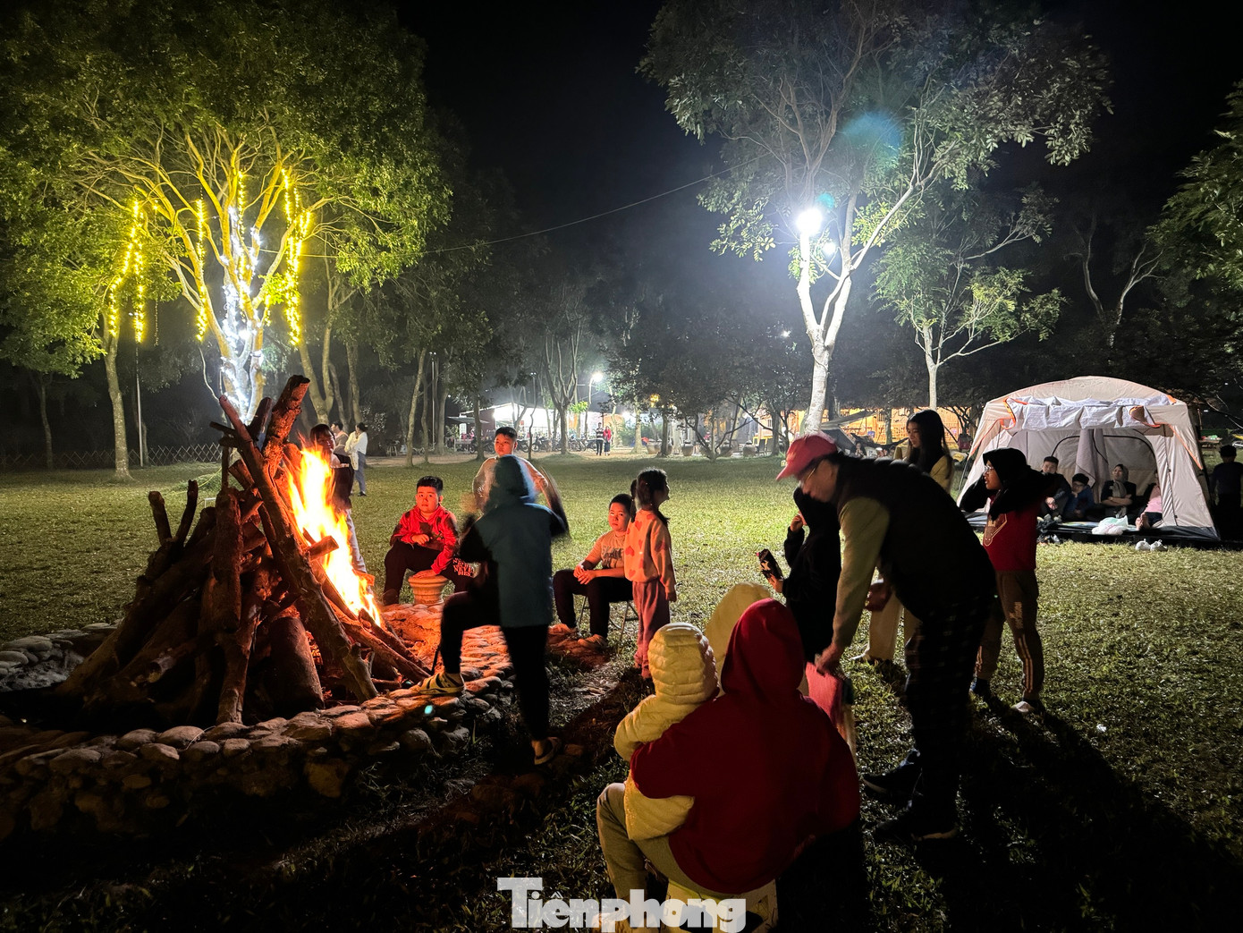 Thay vì đón khoảnh khắc đếm ngược (countdown) chào năm mới ở trung tâm thành phố, nhiều gia đình và nhóm bạn trẻ lại lựa chọn một nơi vắng vẻ, dựng lều cắm trại đón năm mới.