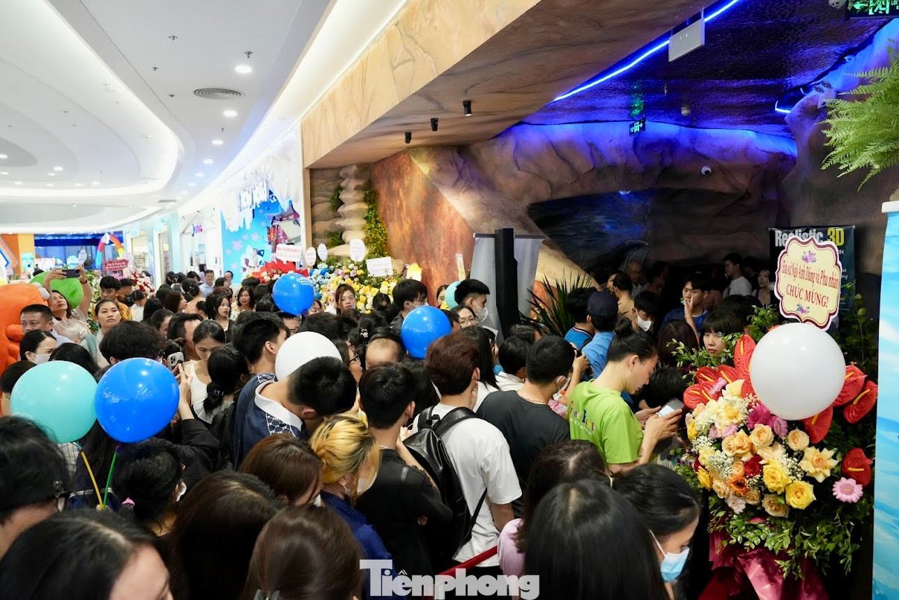 Trong ngày mở cửa, thủy cung thu hút đông đảo người dân và du khách đến trải nghiệm