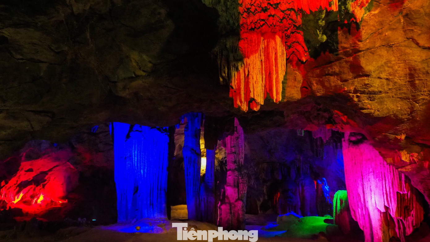 Các hình ảnh bằng đá thiên tạo như "mâm xôi", "thủ lợn", "bàn cờ tiên" giống một bàn đá bằng phẳng có đầy đủ các quân cờ, đường kẻ, "phường bát âm" là những nhũ đá, vách đá nhô ra, gõ vào tạo nên thứ âm thanh thú vị.