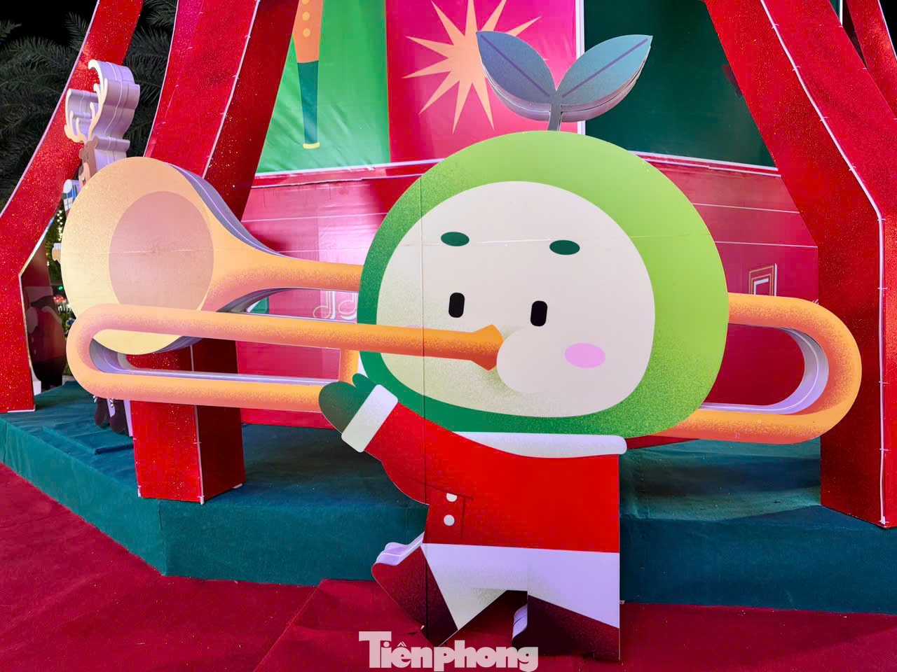 Trung tâm thương mại nằm trên phố Trần Duy Hưng nổi bật với cây thông Noel khổng lồ cùng điểm nhấn là ban nhạc các nhân vật hoạt hình ngộ nghĩnh.