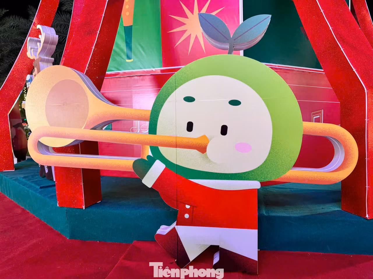 Trung tâm thương mại nằm trên phố Trần Duy Hưng nổi bật với cây thông Noel khổng lồ cùng điểm nhấn là ban nhạc các nhân vật hoạt hình ngộ nghĩnh.