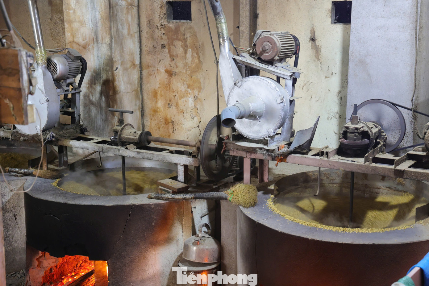 Khi rang cốm người dân trong làng đều dùng củi gỗ chứ không dùng than để cốm mới dậy mùi thơm nguyên vẹn. Lúc bắt đầu rang phải để to lửa, khi cốm tái phải giảm lửa, bởi nếu lửa to quá sẽ bị cháy và lửa nhỏ quá cốm sẽ không đạt yêu cầu dẻo. Mỗi mẻ rang kéo dài khoảng hơn 2 tiếng.