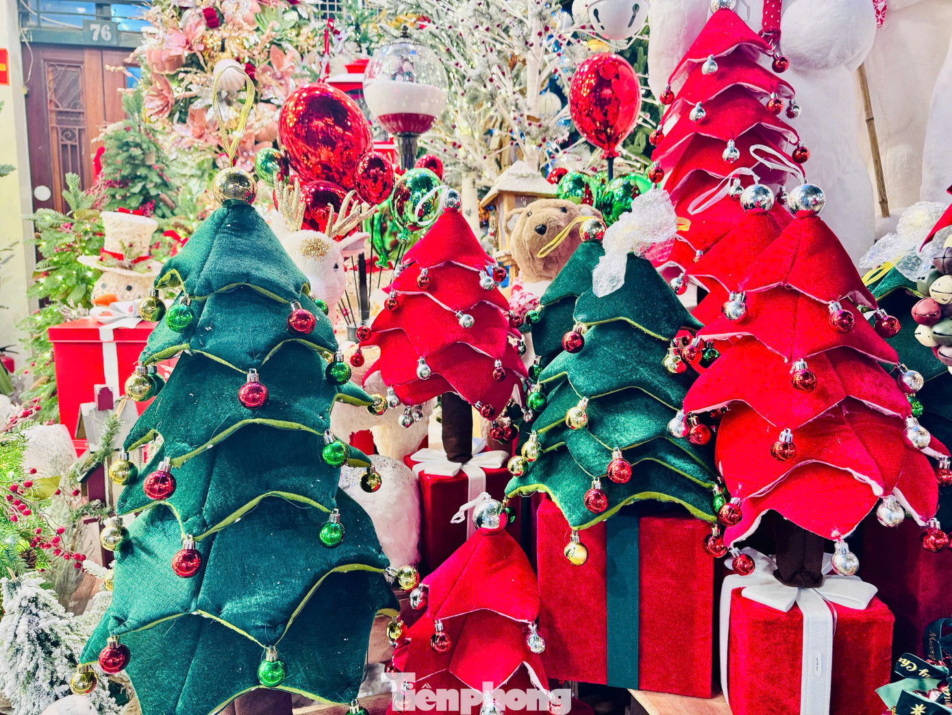 Trao đổi với PV Tiền Phong, một tiểu thương trên phố Hàng Mã cho biết: “Năm nay, với sự đa dạng về sản phẩm, mẫu mã, chủng loại hứa hẹn sẽ mang đến cho người tiêu dùng có thêm nhiều sự lựa chọn phong phú&quot;.