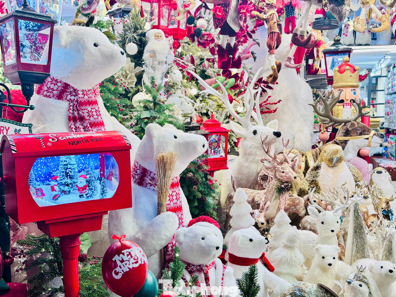 Các mẫu trang trí như chú lính chì đỏ, đĩa gỗ khắc hình tuần lộc, người tuyết, ông già Noel giá từ 30.000 đồng đến hơn 100.000 đồng tùy kích thước. Gấu Bắc cực, tuần lộc, người tuyết với kích thước lớn có giá từ 500.000 đồng tới hơn 1.000.000 đồng.