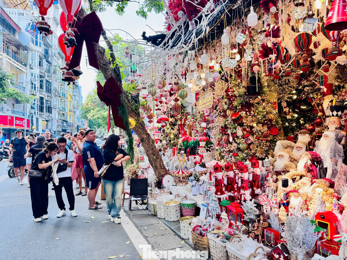 Trao đổi với PV Tiền Phong, một tiểu thương trên phố Hàng Mã cho biết: “Năm nay, với sự đa dạng về sản phẩm, mẫu mã, chủng loại hứa hẹn sẽ mang đến cho người tiêu dùng có thêm nhiều sự lựa chọn phong phú&quot;.