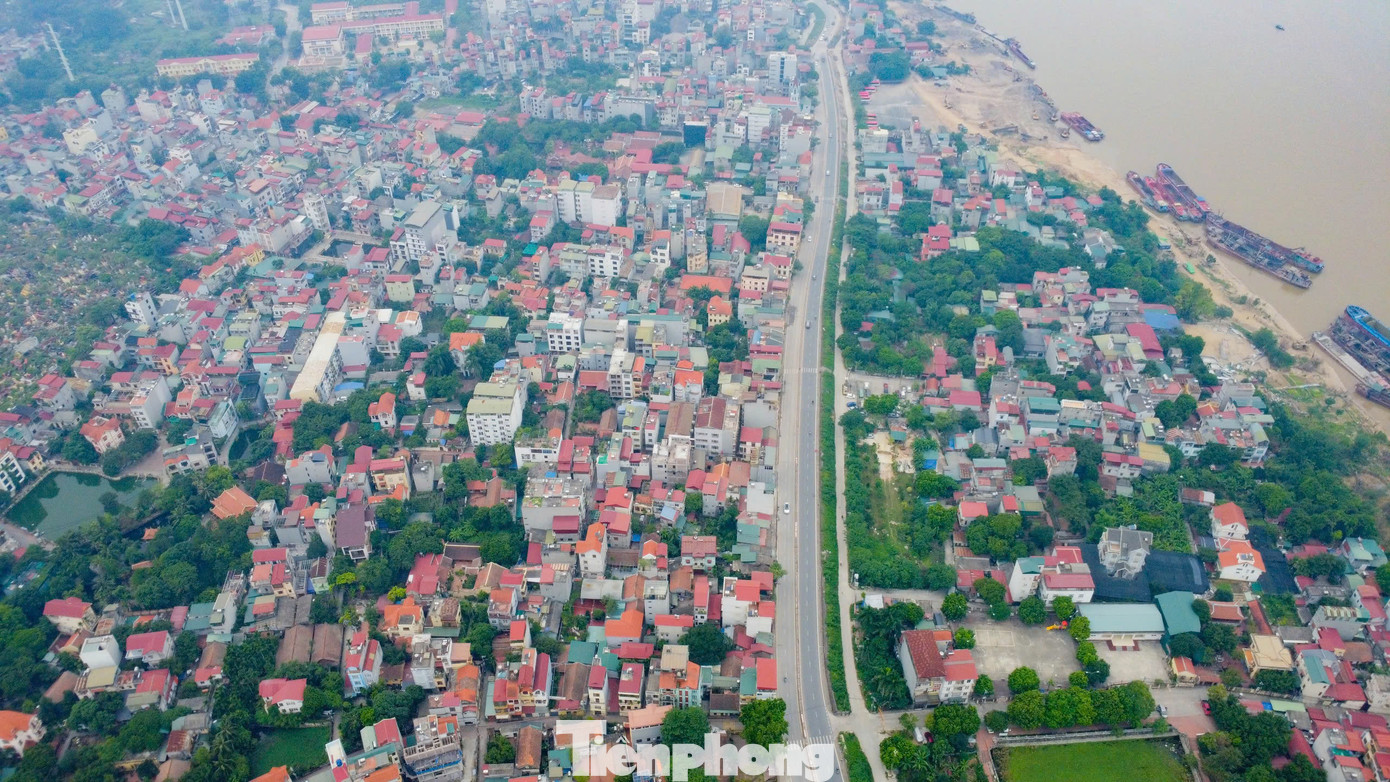 Trải qua niên đại hàng thế kỷ, tuy làng Đông Ngạc đã xuất hiện nhiều công trình nhà cửa hiện đại nhưng hình ảnh gợi hoài niệm xưa là các ngôi nhà cổ kính, gian bếp cũ, những ngõ nhỏ rợp bóng cây hay bức tường vàng rêu phong… vẫn được từng người dân làng gìn giữ và nâng niu..