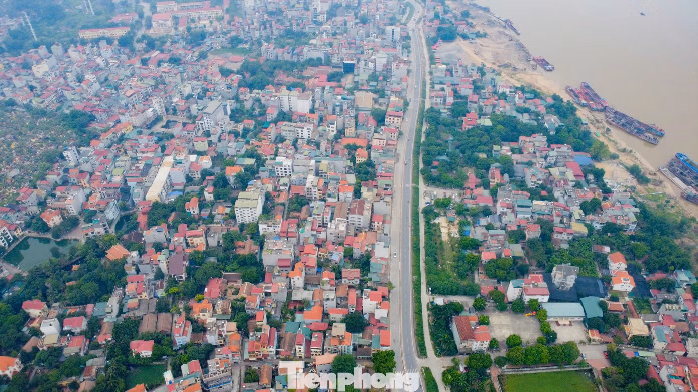 Trải qua niên đại hàng thế kỷ, tuy làng Đông Ngạc đã xuất hiện nhiều công trình nhà cửa hiện đại nhưng hình ảnh gợi hoài niệm xưa là các ngôi nhà cổ kính, gian bếp cũ, những ngõ nhỏ rợp bóng cây hay bức tường vàng rêu phong… vẫn được từng người dân làng gìn giữ và nâng niu..