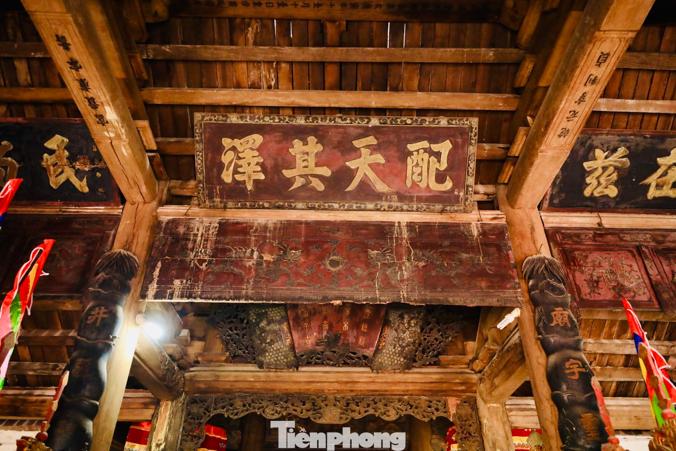 Theo đó, người làng Trinh Tiết nhiều đời luôn đề cao việc giữ gìn hạnh phúc, lòng son sắt, thủy chung của phụ nữ trong làng. Nhắc đến phụ nữ làng Trinh Tiết, người ta sẽ nhớ ngay đến những con người đức hạnh, đảm đang, khéo léo, chịu thương, chịu khó, những câu chuyện về tình nghĩa vợ chồng son sắt.