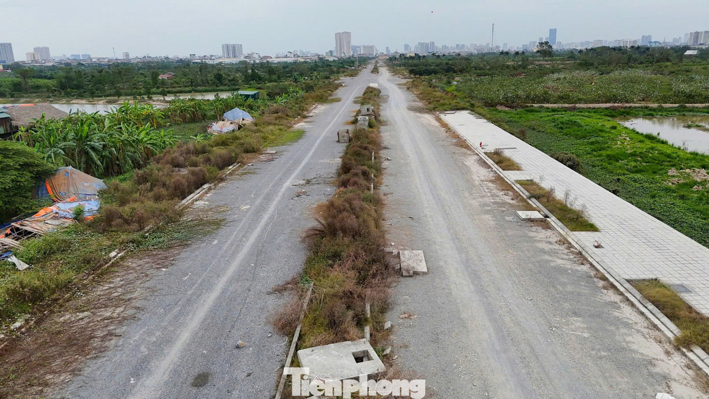 Ông Cấn Anh Tú - Trưởng phòng dự án Ban quản lý dự án Đầu tư xây dựng huyện Hoài Đức cho biết: "Hiện dự án còn vướng mắc trong công tác giải phóng mặt bằng với khoảng 100 hộ dân tại xã Sơn Đồng. Nguyên nhân khiến công tác giải phóng mặt bằng chậm là do luật đất đai mới khiến chính sách thay đổi nên phải chờ, cùng với đó là khu tái định cư đang được xây dựng chưa hoàn thành".