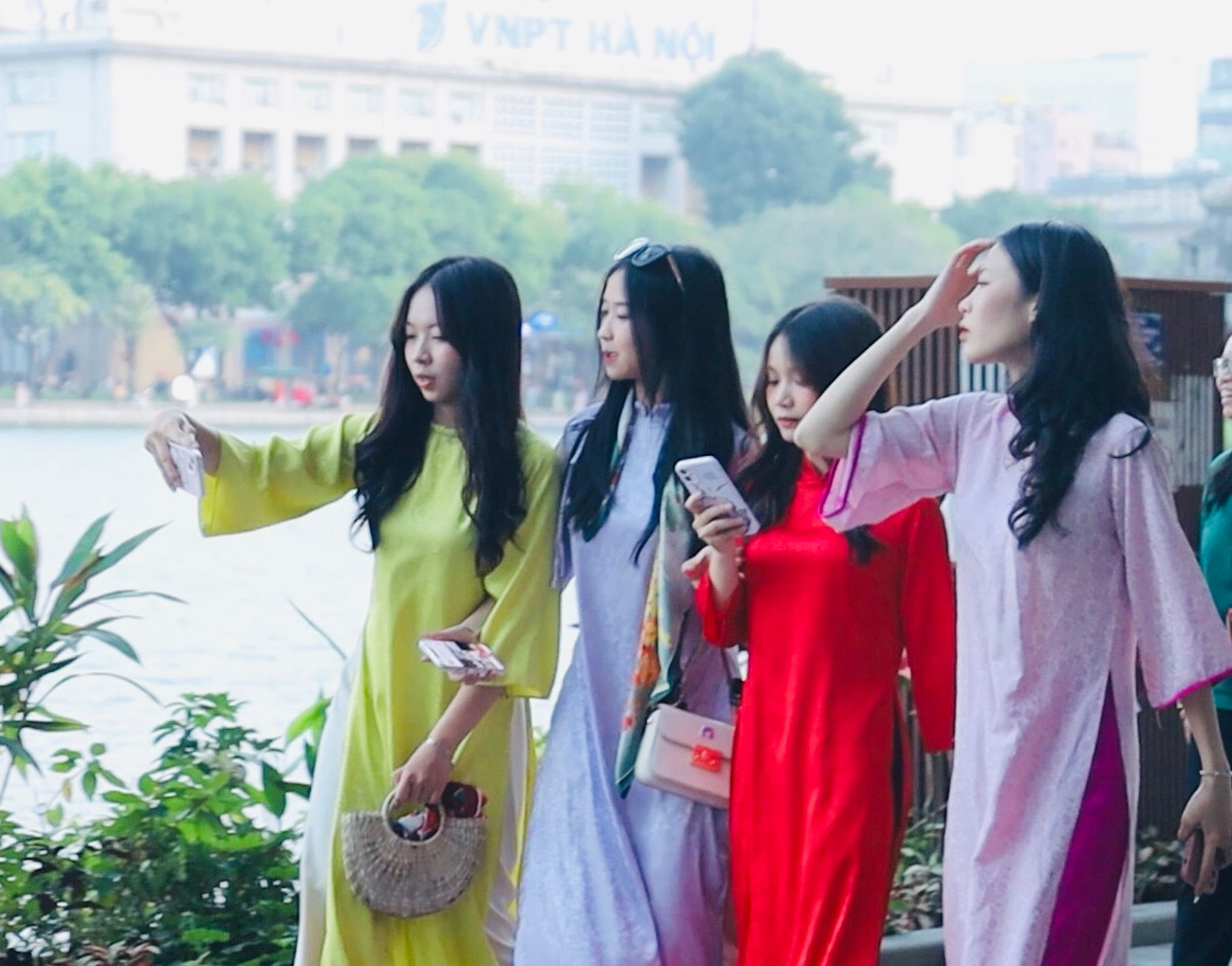 Từng đoàn nam thanh, nữ tú trang điểm làm tóc, lựa chọn trang phục áo dài bắt mắt để lưu lại khoảnh khắc ấn tượng.